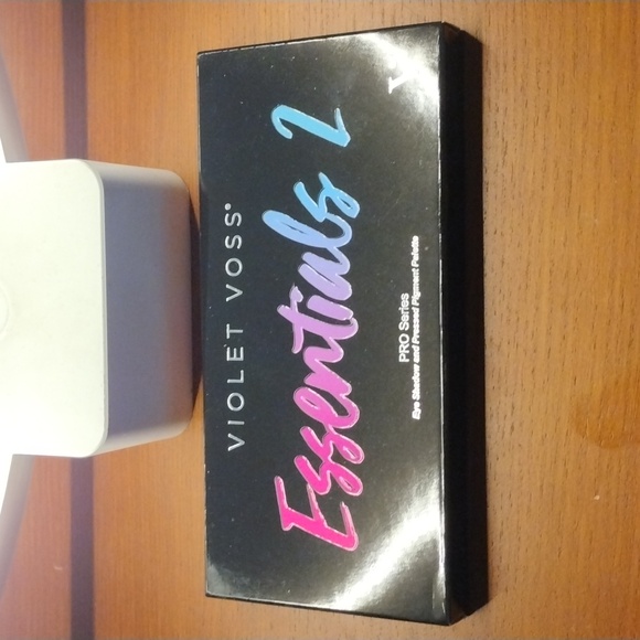 Violet Voss Essentials 2 eyeshadow palette - Picture 2 of 5